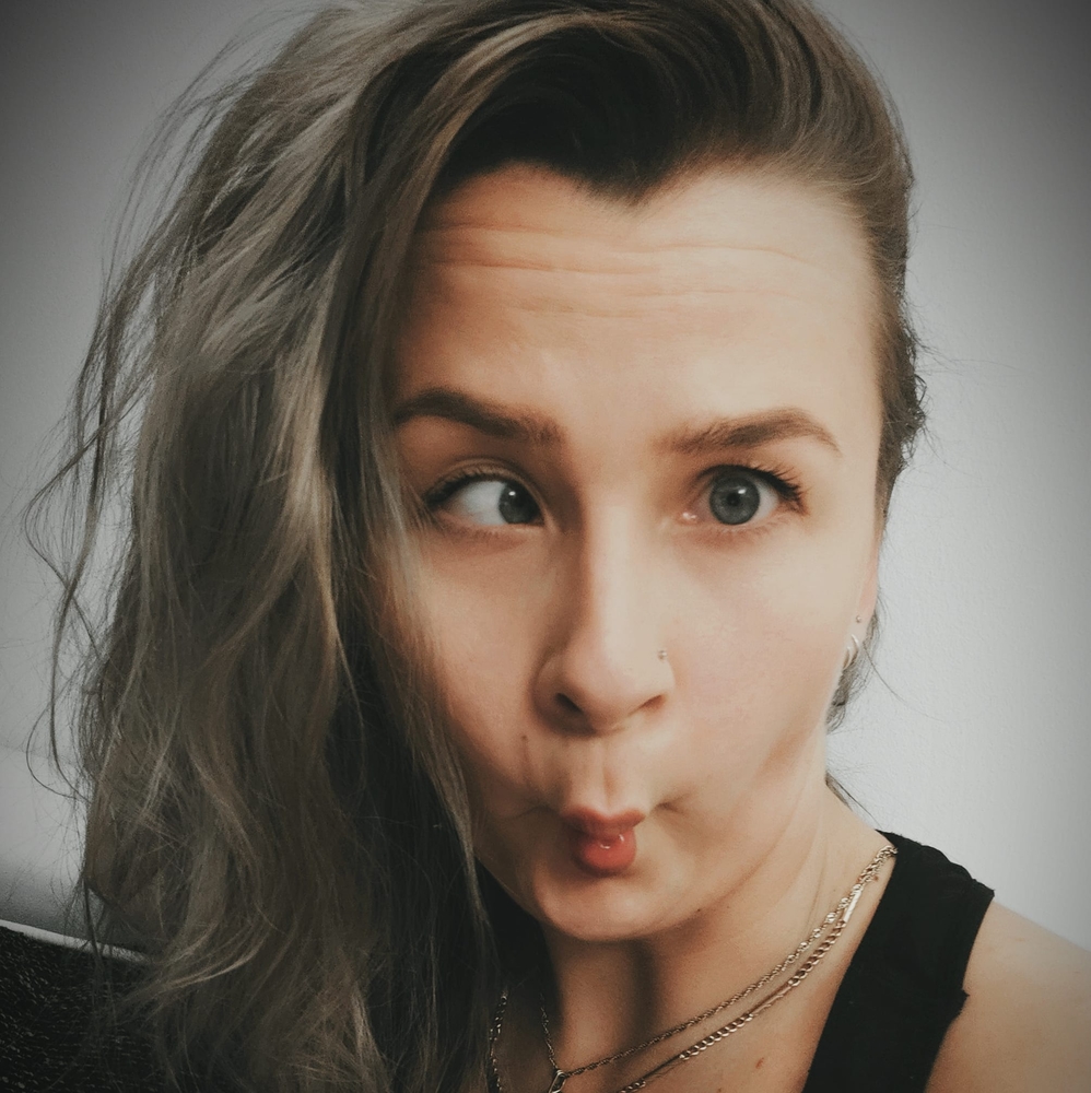 Meet your Posher, Simona